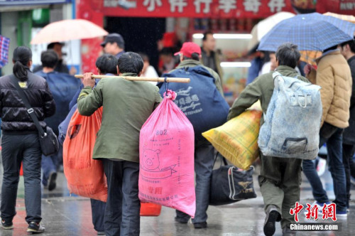 聚焦春節(jié)“恐歸族”：近鄉(xiāng)情怯，恐懼何來(lái)？(圖)